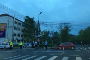 Un barbat a ajuns la spital din cauza unui sofer care a trecut pe rosu, la Timisoara