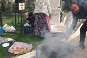 ULTIMA FIȚĂ din România. Au făcut GRĂTAR în CIMITIR. Oamenii au rămas INTERZIȘI când au văzut aşa ceva - VIDEO INCREDIBIL