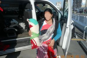 Nu le daţi bani! Două femei care cerşeau în braţe cu bebeluşi din... pături, „săltate” de Poliţia Locală din Oradea