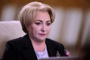 Viorica Dăncilă spune că nu îşi dă demisia din funcţia de premier
