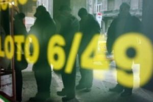 O bunică de 84 ani, câştigătoarea marelui premiu la Loto 6 din 49! A jucat un bilet pentru a-şi ajuta strănepoata