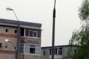 Iluminatul public, aprins în plină zi, în cartierul Trivale din Piteşti