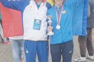 FOTO: Mihaela Acatrinei (CS Unirea Alba Iulia) – bronz la Campionatele Balcanice de marş | Unica medalie a delegaţiei României, adjudecată de eleva antrenorului Gabriel Avram