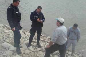 Doi barbaţi prinşi la pescuit în perioada de prohibiţie