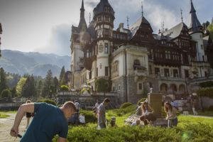 Zeci de studenti vor planta, maine, arbori pe Domeniul Regal Sinaia