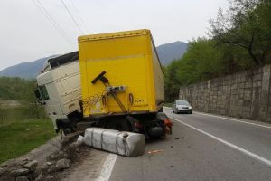 FOTO Accident pe Valea Oltului. Tamponare frontală şi trafic restricţionat