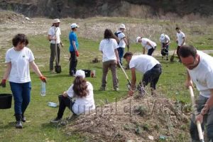 FOTO: Copiii aflaţi sub tutela DGASPC au avut grijă de “căsuţele” vidrelor