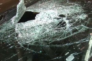 Dosar penal pentru distrugere. Un tânăr a spart parbrizul unei maşini