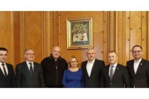 PARLAMENTARII VÂLCENI, ALĂTURI DE OAMENII CARE LOCUIESC ÎN ZONA MINIERĂ ALUNU-BERBEȘTI, ZONĂ AFECTATĂ DE POLUARE. REDUCEREA VÂRSTEI STANDARD DE PENSIONARE CU 2 ANI