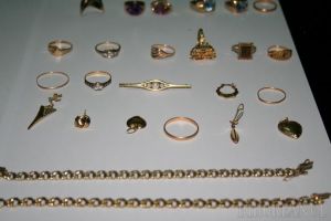 Lupul, paznic la oi: Un tânăr lăsat de o bihoreancă să-i supravegheze casa i-a şterpelit bijuterii de 10.000 lei