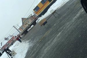 Barieră avariată la trecerea de cale ferată din Turnişor