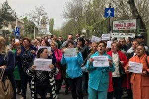 Proteste ale angajaţilor din mai multe spitale, nemulţumiţi de scăderea salariilor