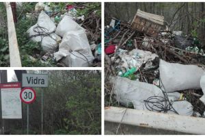 FOTO, ȘTIREA TA. Mormane de gunoaie în anul Centenarului, la intrare în comuna din Apuseni în care s-a născut Avram Iancu