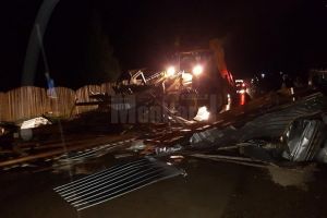 Vijelia de duminică seară a blocat traficul feroviar, a lăsat mii de oameni în întuneric ...