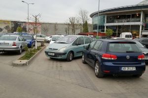 FOTO, ȘTIREA TA. Parcare pe două locuri la centrul comercial Alba Mall