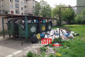 FOTO. Imagini dezolante! Tomberoane arhipline şi mormane de gunoi în cartierele din Satu Mare