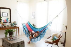 Vis de primăvară: hamac în casă
