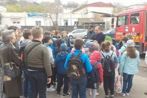 Copiii au luat cu asalt staţiile de pompieri
