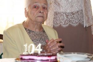 Cea mai bătrână deveancă a ajuns la 104 ani. Reţeta longevităţii aplicată de Elisabeta Diniş: mişcare, gesturi de bunătate şi dietă sănătoasă