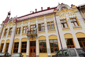Năsăud, oraş mic, venituri mari pentru cei din administraţia locală. Ce salarii primesc