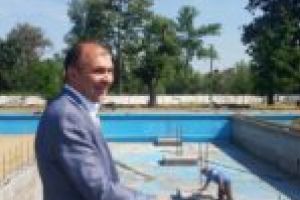 Ştrandul din Caransebeş, deschis la 1 Mai. Lucrările de modernizare, amânate pentru alte proiecte de investiţii