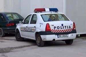Barbat ridicat de politie, dupa ce a intrat cu sabia intr-un cazinou din mallul din Calea Sagului