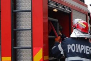 INCENDIU MASIV la un depozit de mobilă din Capitală! Pompierii se LUPTĂ cu FLĂCĂRILE 