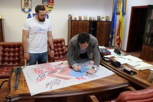 Arădeanul care a parcurs celebrul drum Camino de Santiago pentru copiii din Arad, premiat de preşedintele Iustin Cionca