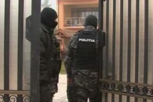Poliţiştii şi „mascaţii”, percheziţii în zori de zi la domiciliile membrilor unei găşti de spărgători din Câmpulung Muscel