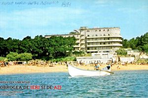 O barca se legana in fata hotelului Belona