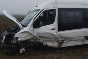 Microbuz cu 14 persoane implicat intr-un accident la Recas