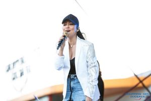 Peste 5.000 de suceveni au cântat împreună cu Andra la Shopping City Suceava