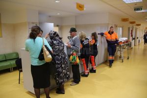 Două femei din comuna Slatina cheamă Ambulanţa zilnic şi când ajung la spital fug la ...