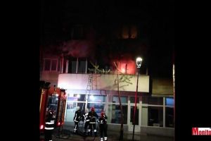 Panică în centrul Sucevei şi zeci de persoane evacuate după ce un apartament a luat foc