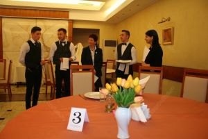 Viitorii ospătari care învaţă în două şcoli bistriţene s-au întrecut pentru titlul de „profesioniştii ospitalităţii”