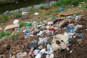 Ploieşti, oraş european cu groapă de gunoi la intrare. Ploieştenii sunt revoltaţi