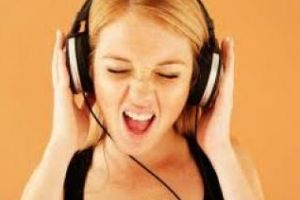 Cum ţi se schimbă creierul dacă asculţi muzică la serviciu