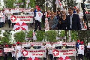 FOTO/ VIDEO: Cadrele medicale protestează, din nou, în faţa Prefecturii Alba: ”Veţi vedea că fără noi va fi vai şi-amar de voi!” – nemulţumiri din cauza plafonarii sporurilor