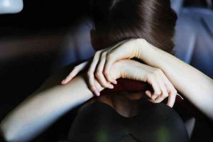 A furat o maşină, a adormit la volan şi a produs un accident. Dosar penal pentru un bărbat din Meteş