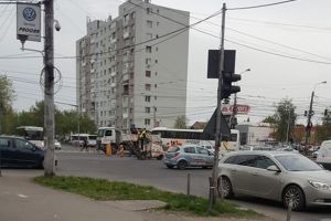 Reparatii fara numar pe Sagului: muncitori in intersectia cu Rebreanu