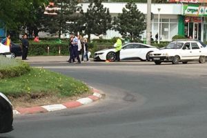 Un BMW i8 i-a pus pe jar pe angajatii SGU. Cum s-au chinuit sa-i blocheze roata