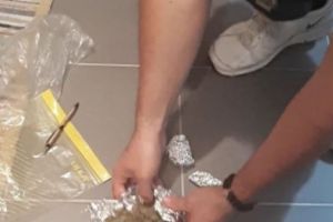 Perchezitii la suspecti de trafic de droguri. Doua persoane au fost retinute si ulterior arestate preventiv 