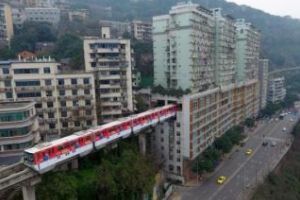 Alţi pot face orice! Metroul care trece printr-un bloc de locuinţe