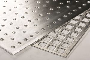 Doi tineri, ambii de 17 ani, au dosare penale pentru furtul unor plăci de aluminiu