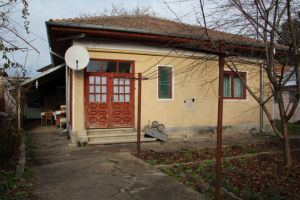 Echipa ”Visuri la cheie” va reface locuinţa unei eleve olimpice, abandonată de mamă când era încă un bebeluş
