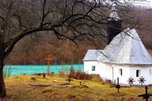 FOTO, VIDEO: Biserica din Vinţa, veche de peste 200 de ani, înecată în mormântul de steril. Apa otrăvită din iazul de la Valea Şesii distruge încă un lăcaş din Apuseni