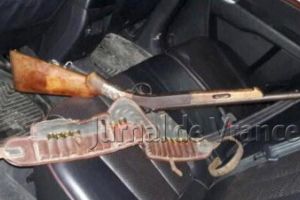 Adjudean prins cu arma de vânătoare în maşină