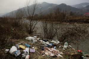 Valea Someşului Mare, plină de gunoaie. Patru primari au declanşat un „război împotriva nesimţirii”