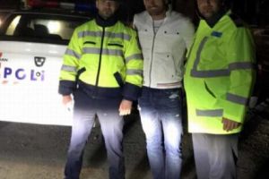 Gest de omenie a doi agenţi de la Poliţia Rutieră: l-au ajutat pe un şofer să-şi repare maşina.