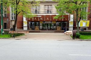 Robu, kitsch-ul si fanii de pe Facebook. Subiectul: bariera bagheta dirijor din fata Filarmonicii Banatul